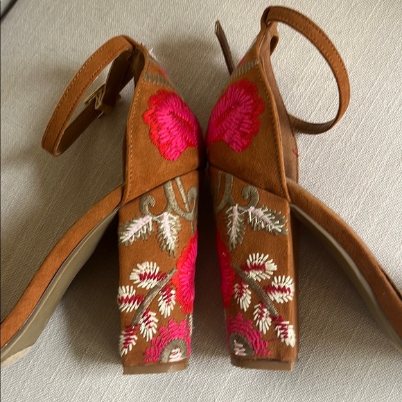 Brown Faux Suede Heels with Embroidered Pink Flowers Size 9 - Picture 5 of 5
